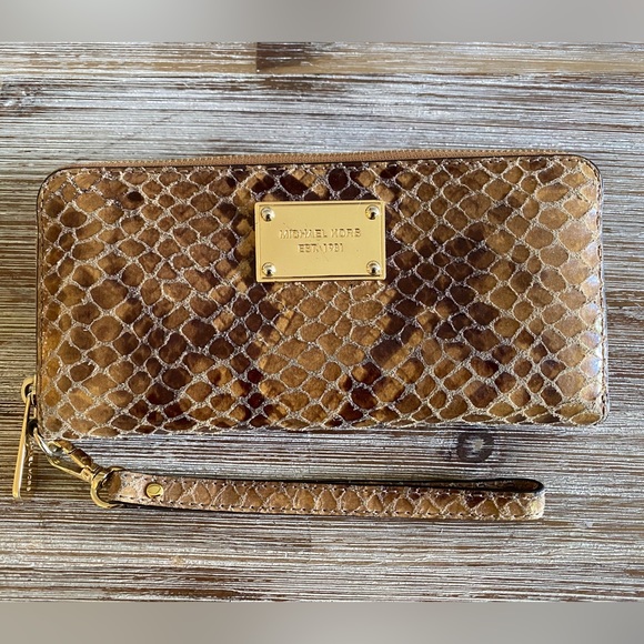 Michael Kors Zip Wallet - Picture 2 of 6